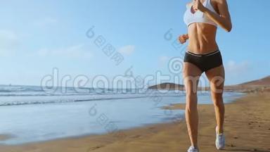 女子运动员<strong>剪影</strong>奔跑在沙滩上冲刺<strong>海浪</strong>拍打海滨晨景背景慢动作